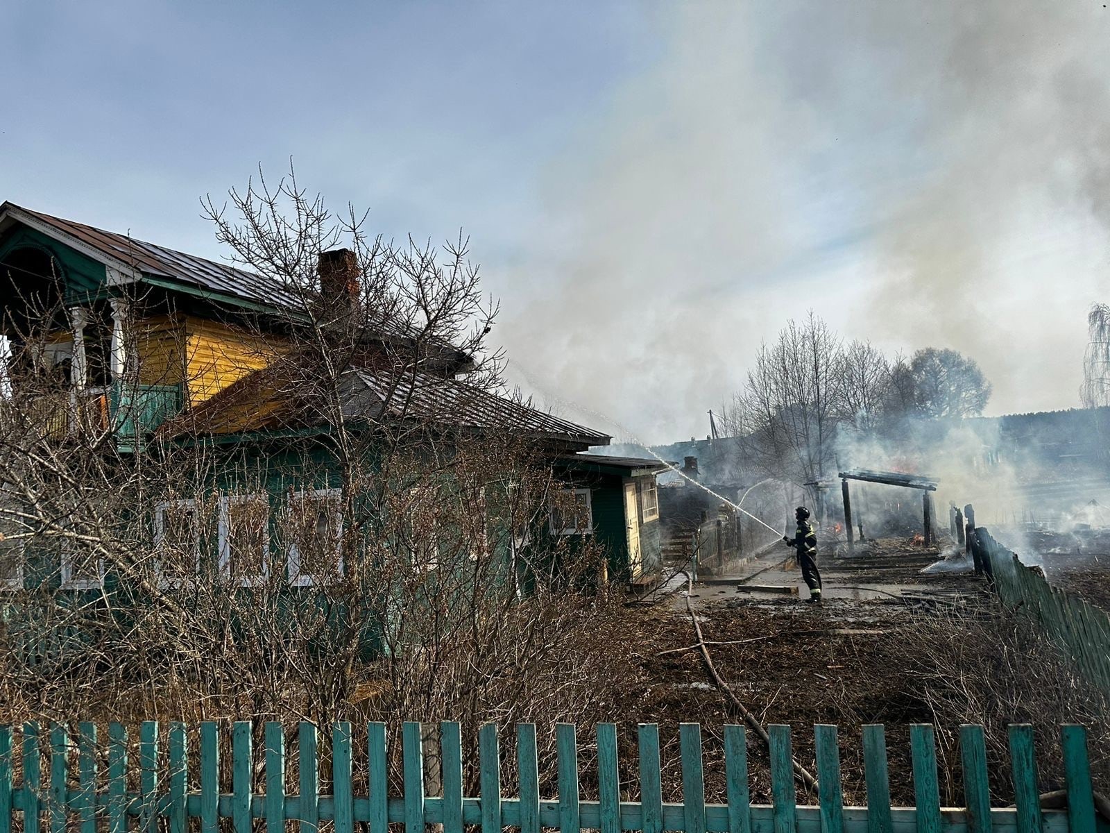 Жилой дом вспыхнул в Кичменгском Городке: погиб мужчина